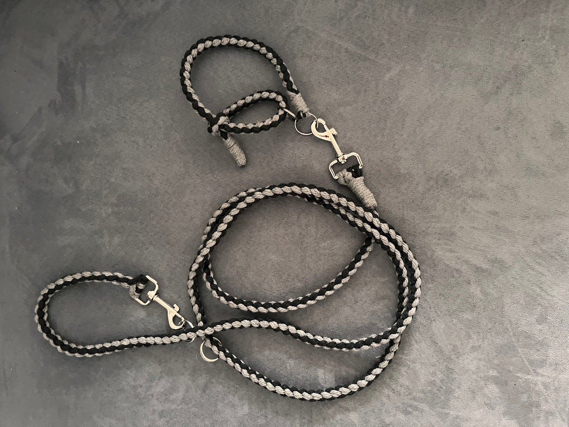 Set aus rund geflochtener Hundeleine mit passendem Halsband (beides grössenverstellbar)