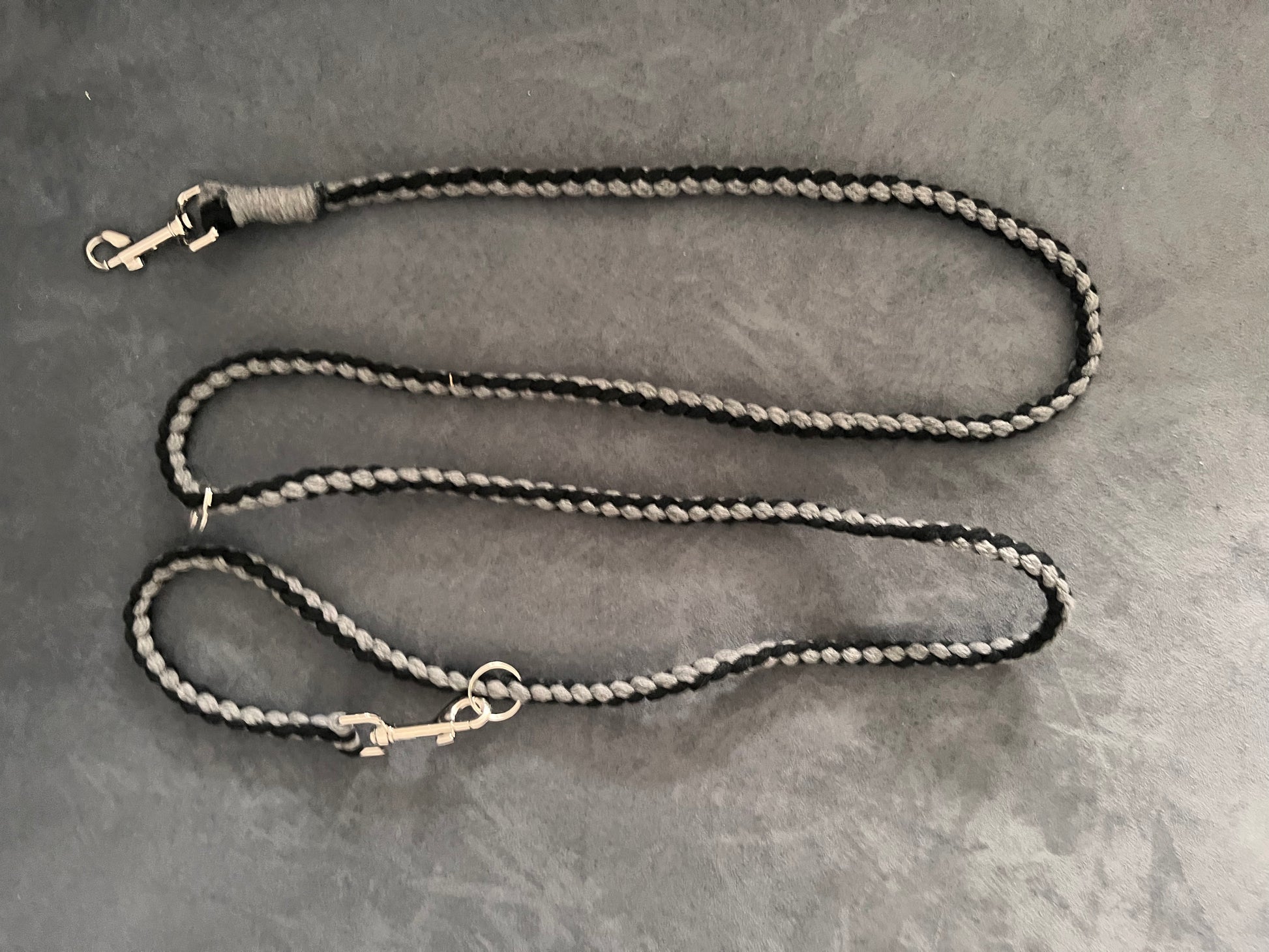 Set aus rund geflochtener Hundeleine mit passendem Halsband (beides grössenverstellbar)