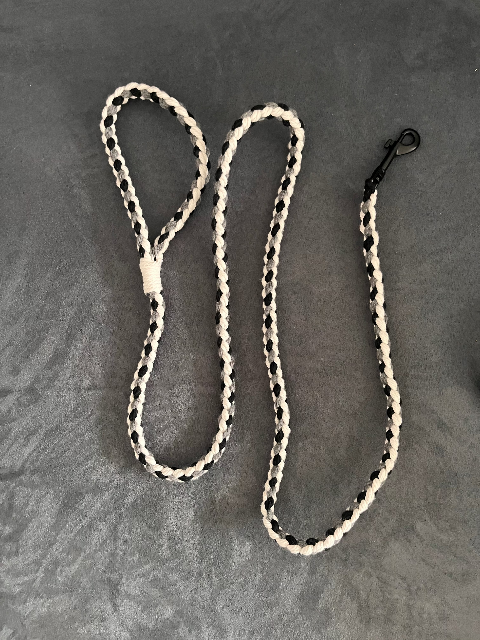 Set aus rund geflochtener Hundeleine mit passendem Halsband (beides grössenverstellbar)