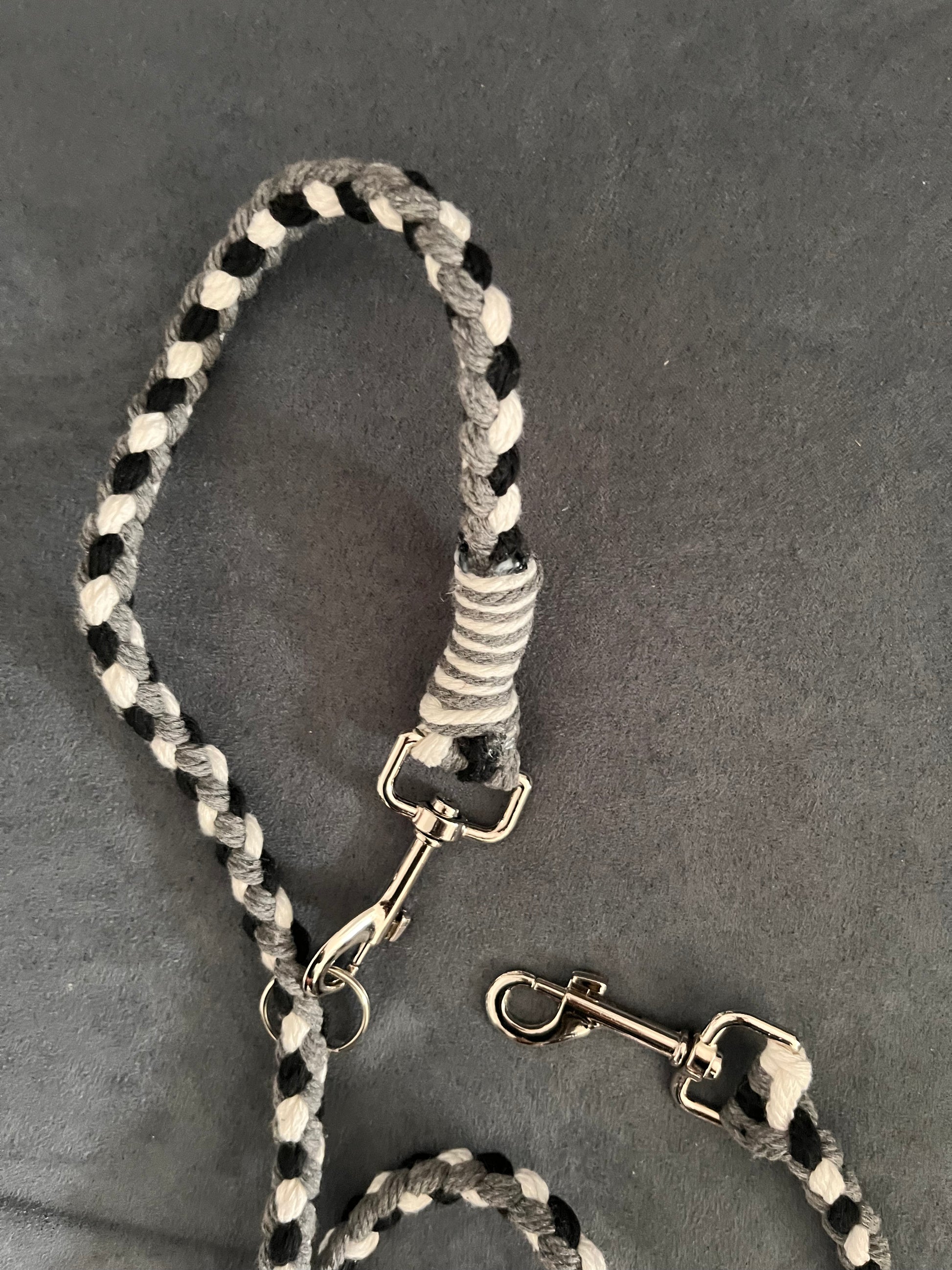 Set aus rund geflochtener Hundeleine mit passendem Halsband (beides grössenverstellbar)